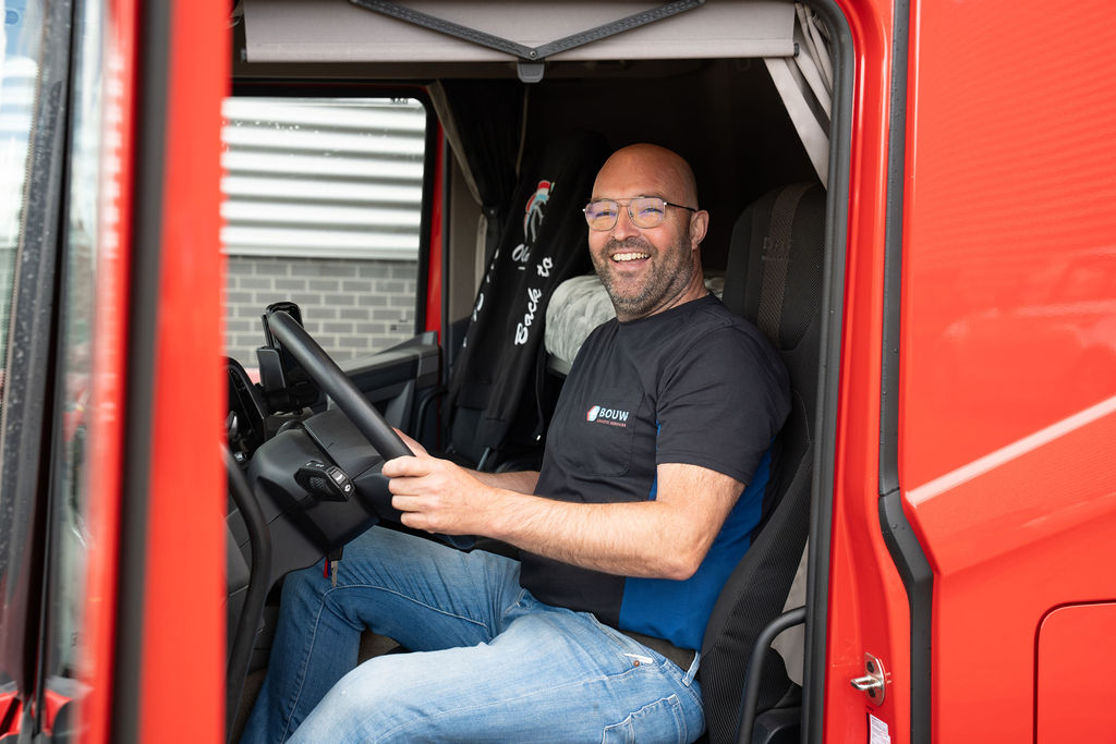 Chauffeur glimlach achter stuur