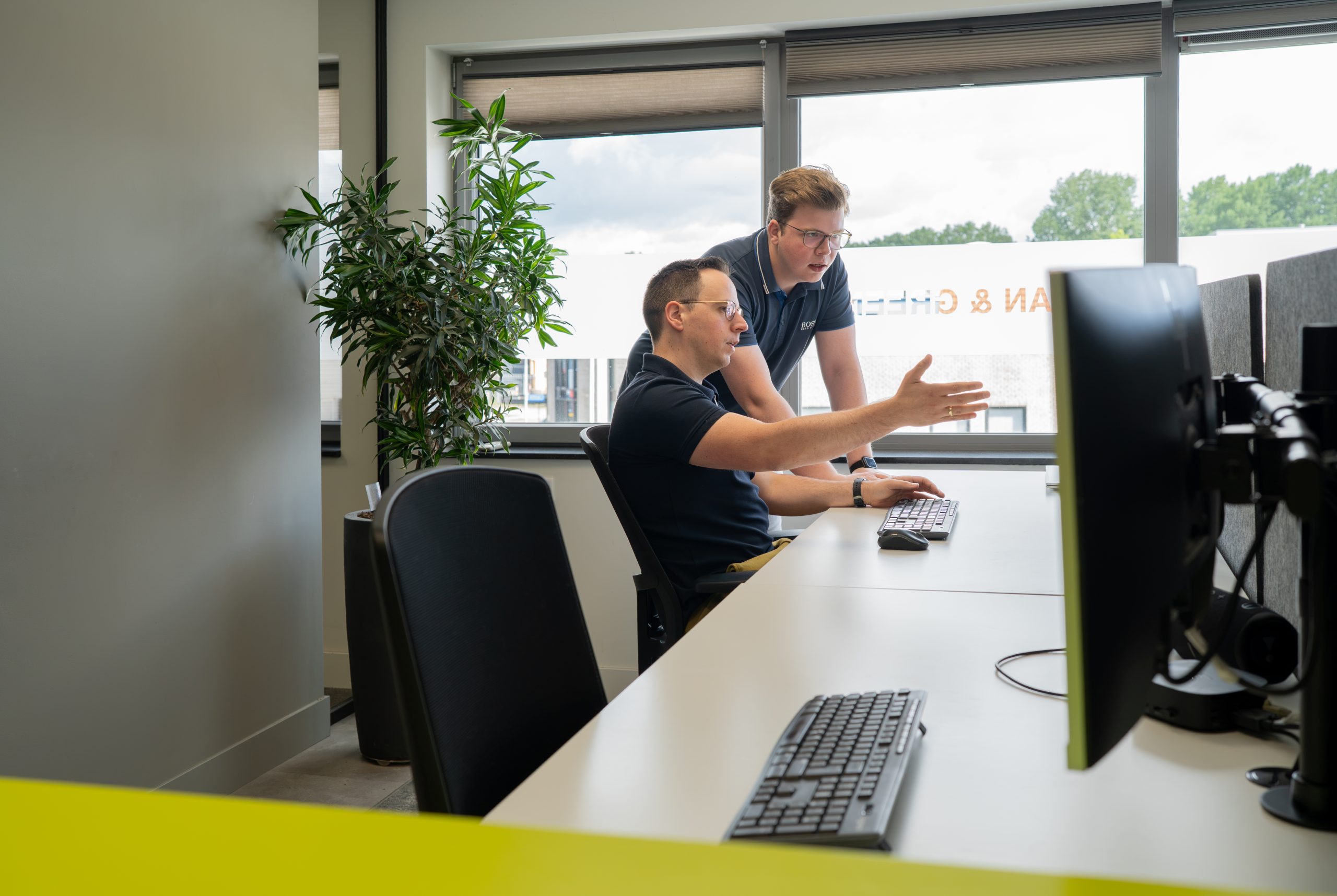 twee collega's bureau