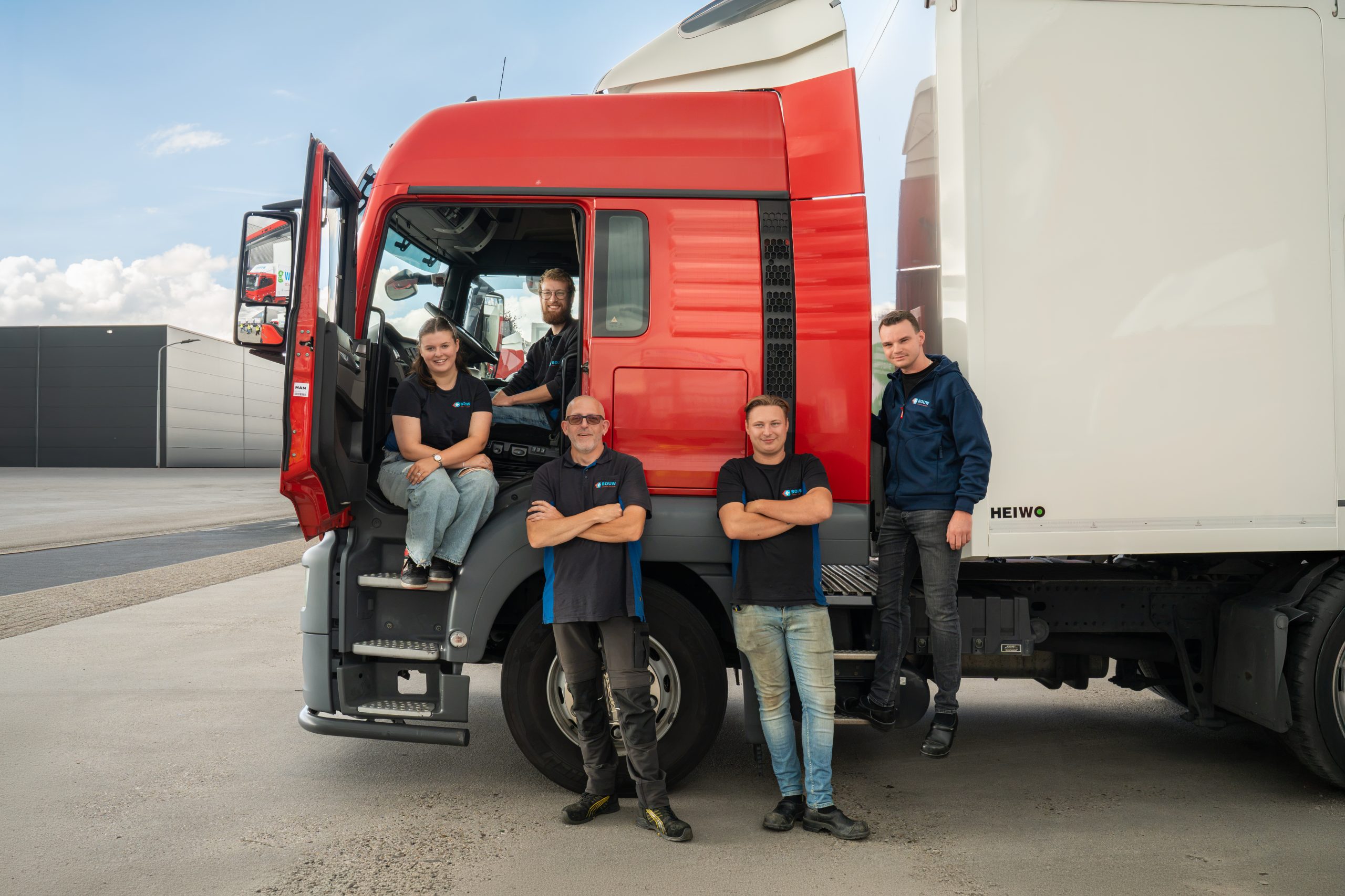 Groep chauffeurs voor vrachtwagen